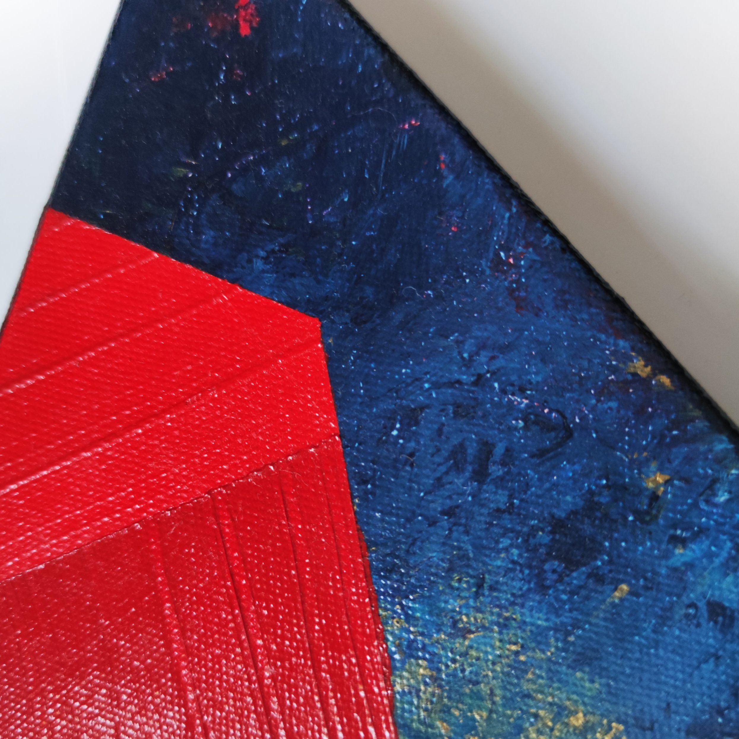 Podział w trójkącie, DEEP, detal obrazu