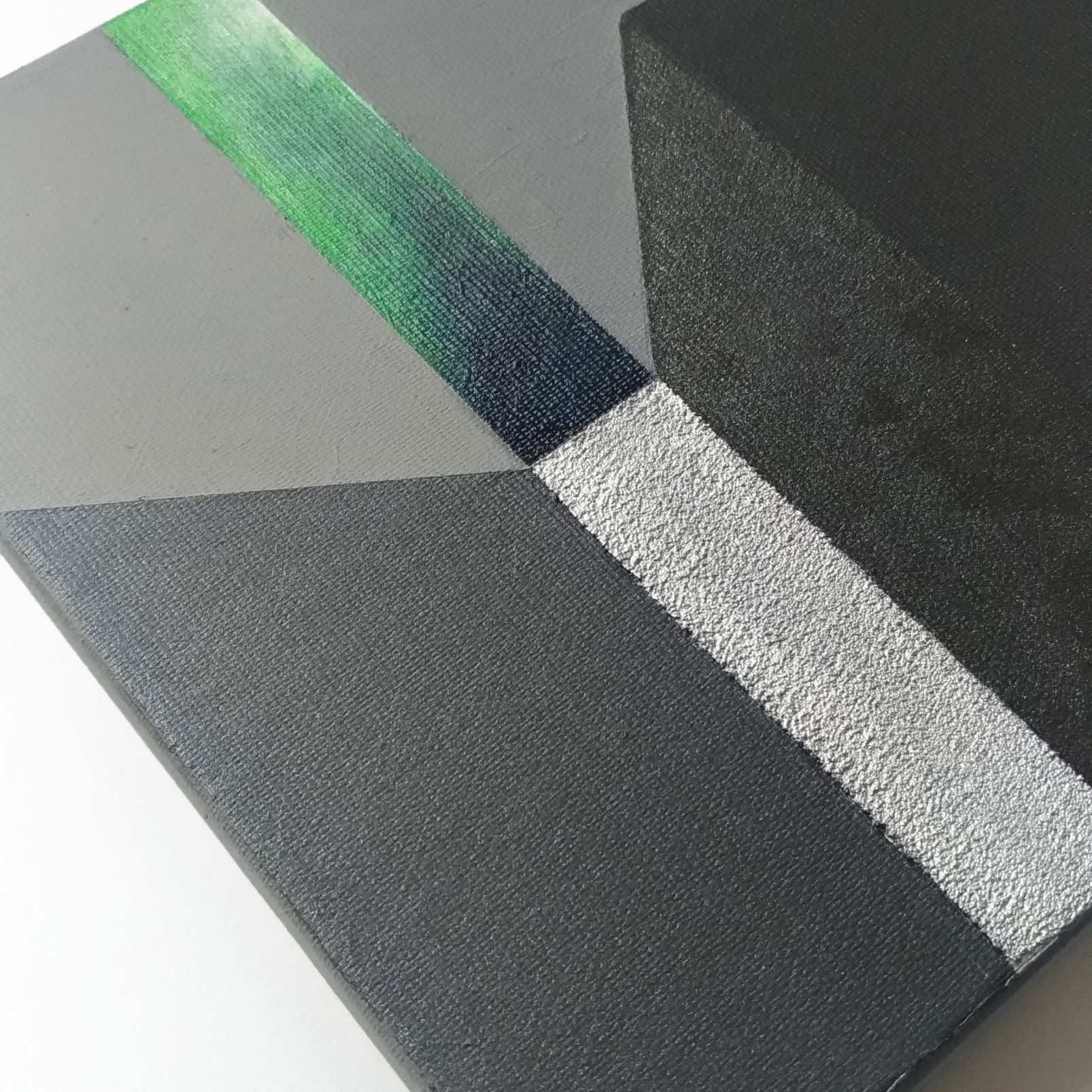 Miniatura malarska, szara z zielonym i srebrnym pasem, 20 x 20 cm