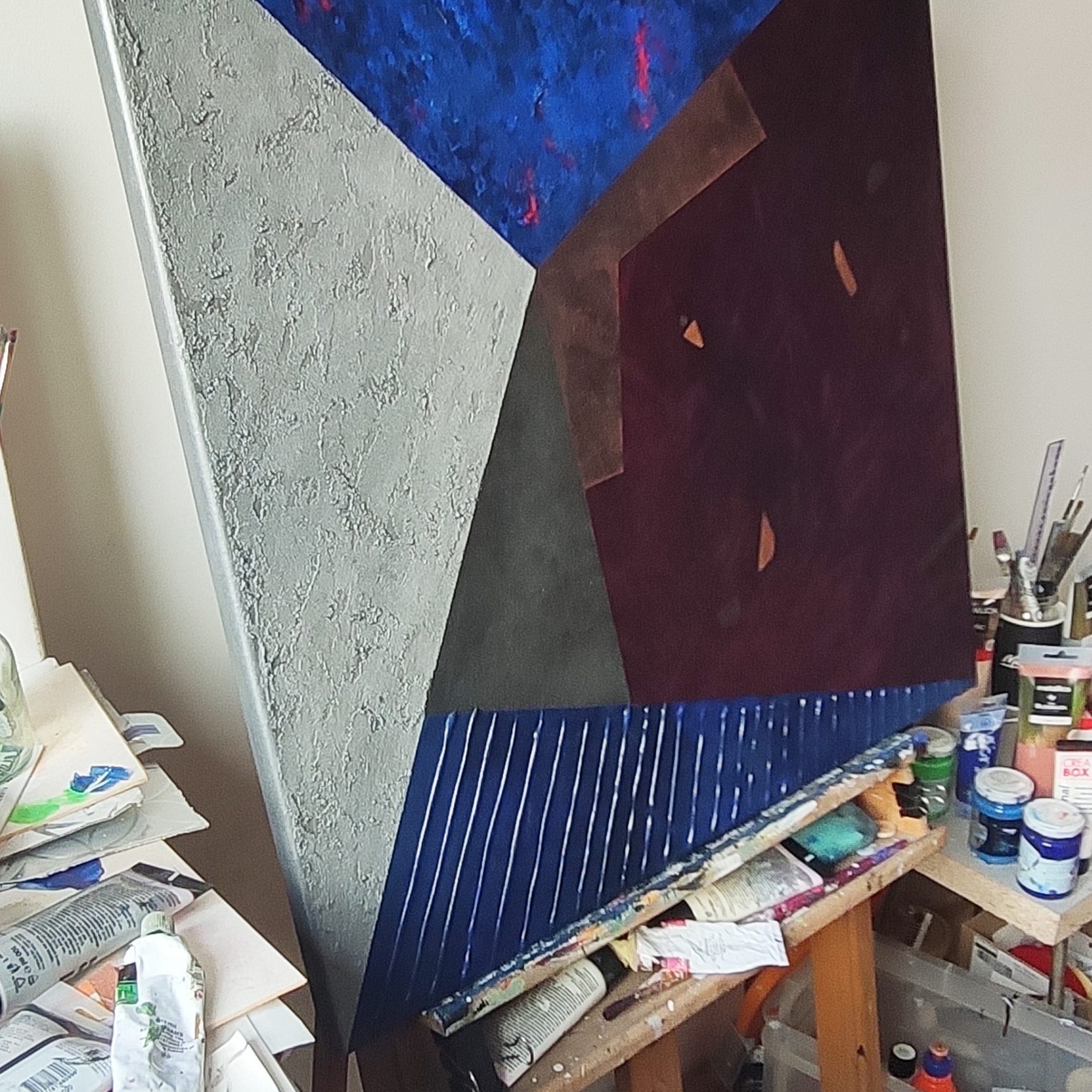 Podział na płótnie ze strukturalnym trójkątem i miedzianym wielokątem. Obraz na sztalusze.