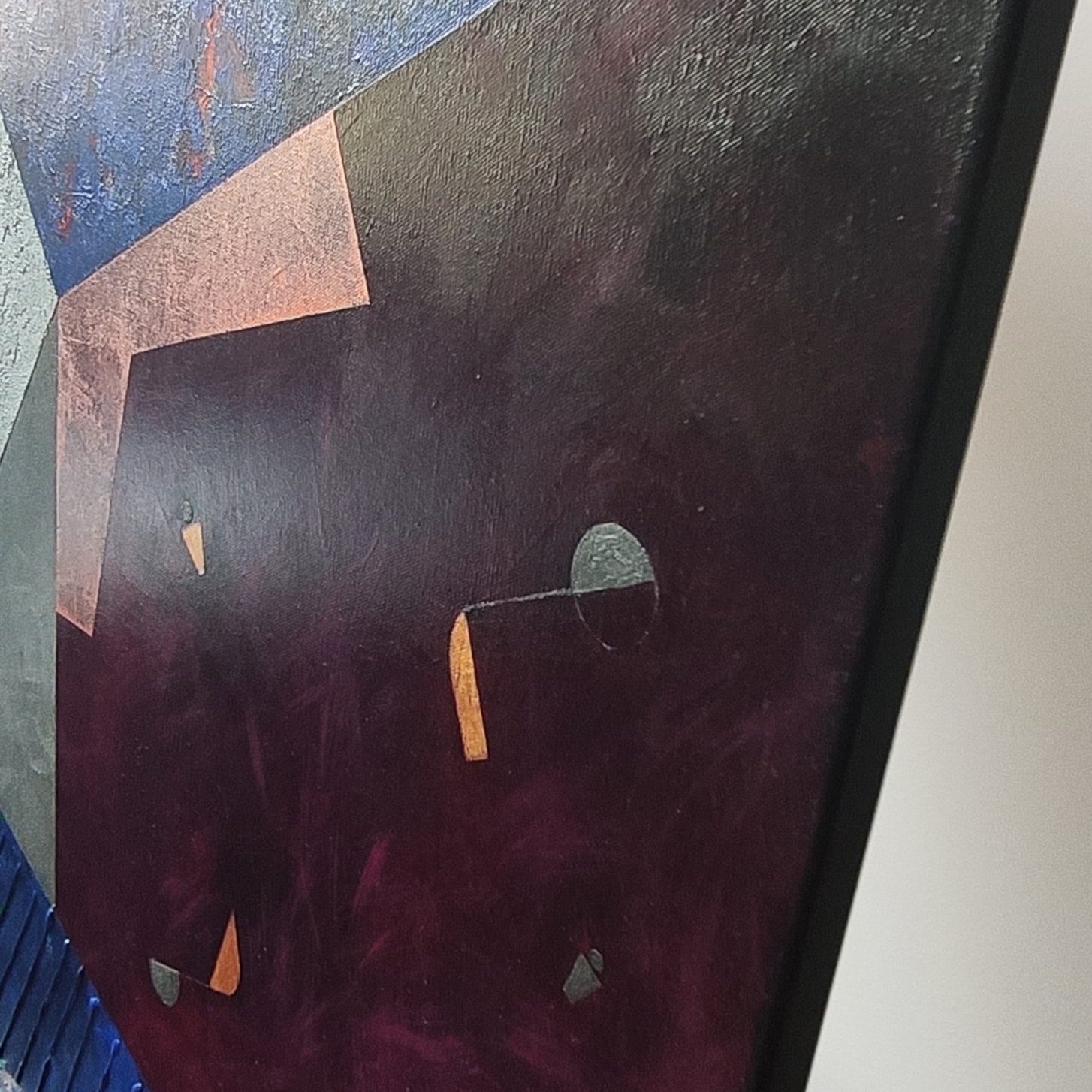 Podział na płótnie ze strukturalnym trójkątem i miedzianym wielokątem. detal.