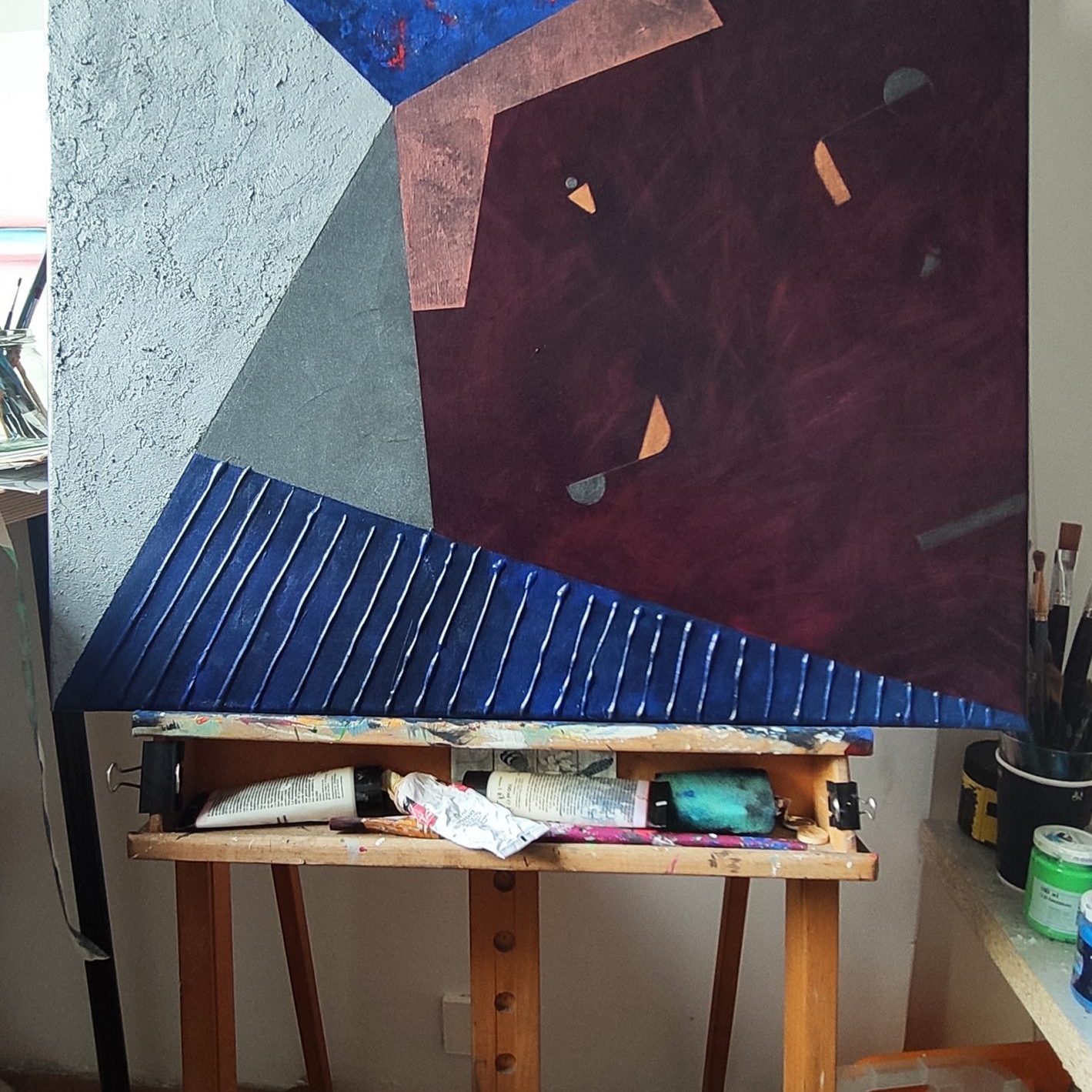 Podział na płótnie ze strukturalnym trójkątem i miedzianym wielokątem. Obraz na sztalusze.